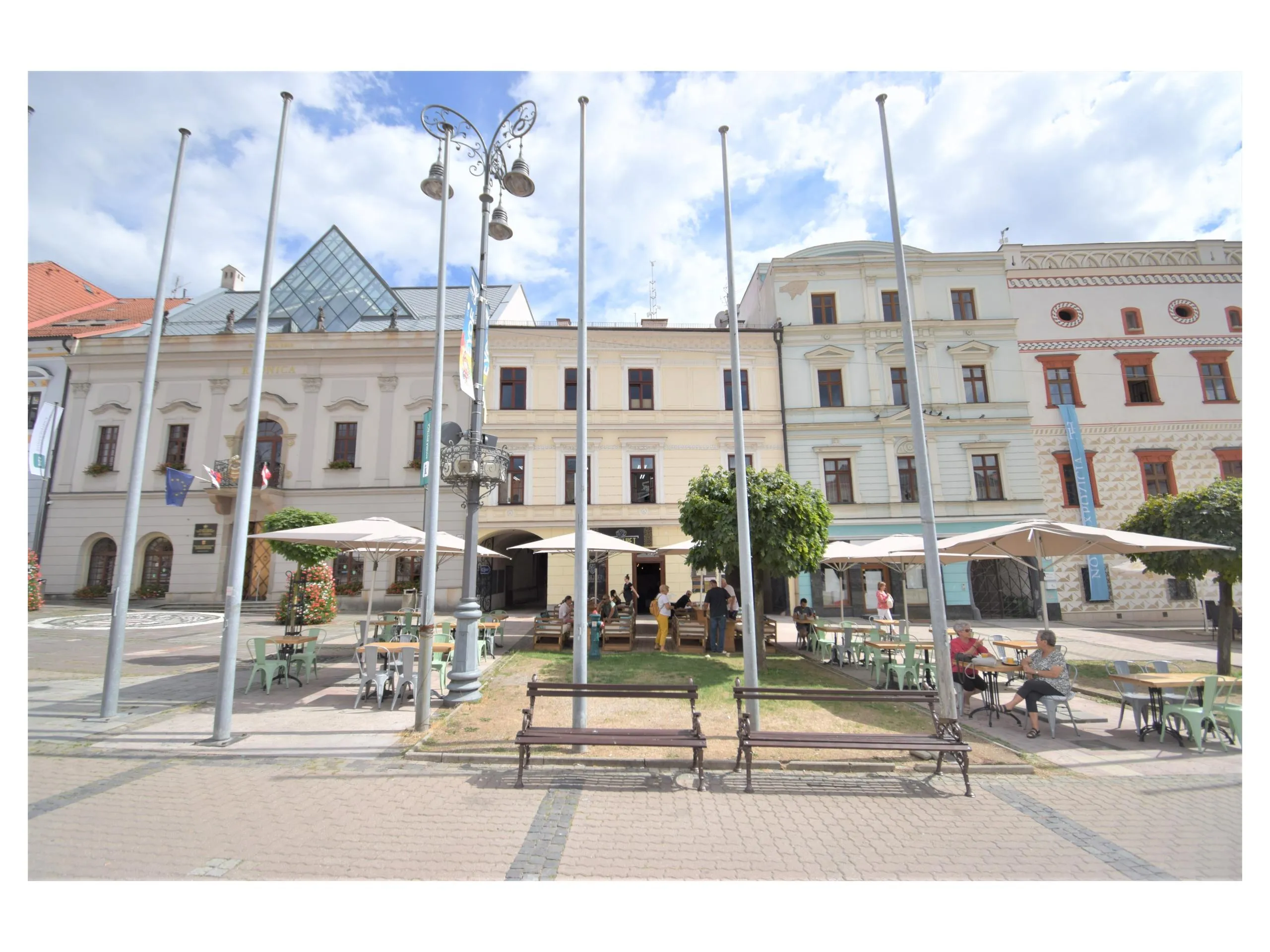 Nádherná historická budova v centre banskej bystrice (1700m2)
